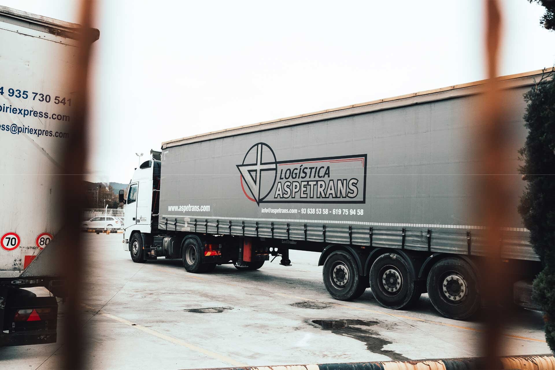 Un camión remolcando un tráiler de Logística Aspetrans