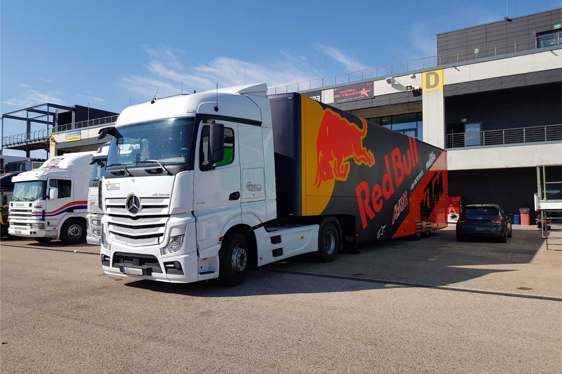 Un camión de Logística Aspetrans con un tráiler de un equipo de competición