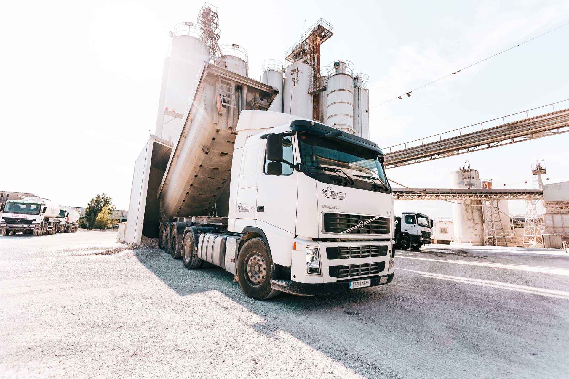 Un camión de Logística Aspetrans con un remolque de Áridos dejando la carga