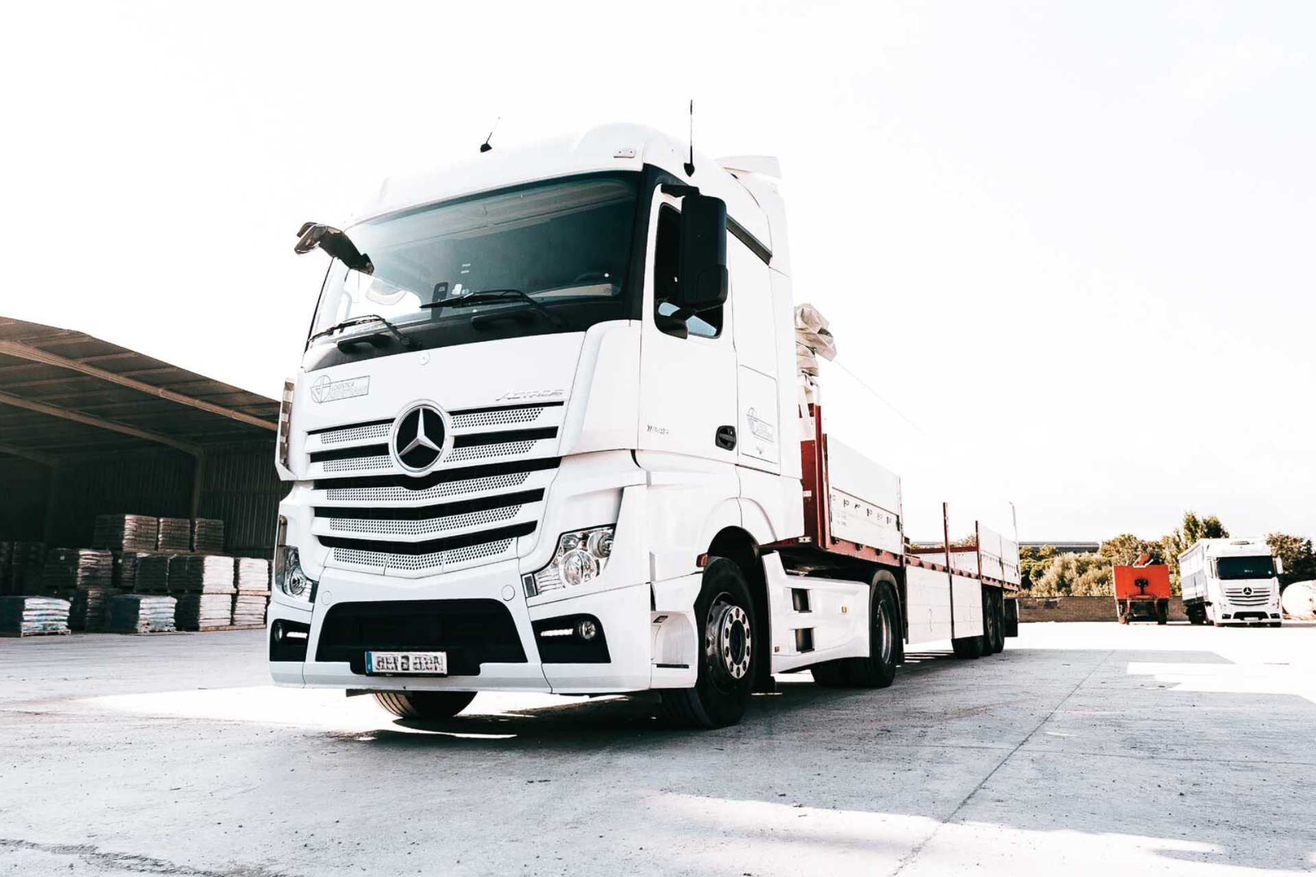 Un camión de Logística Aspetrans con un remolque a punto de salir de una zona industrial